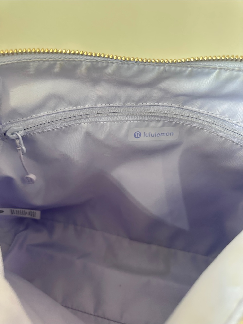 lululemon athletica Convertible Ruched Crossbody Bag 6.5L - Picture 9 of 11